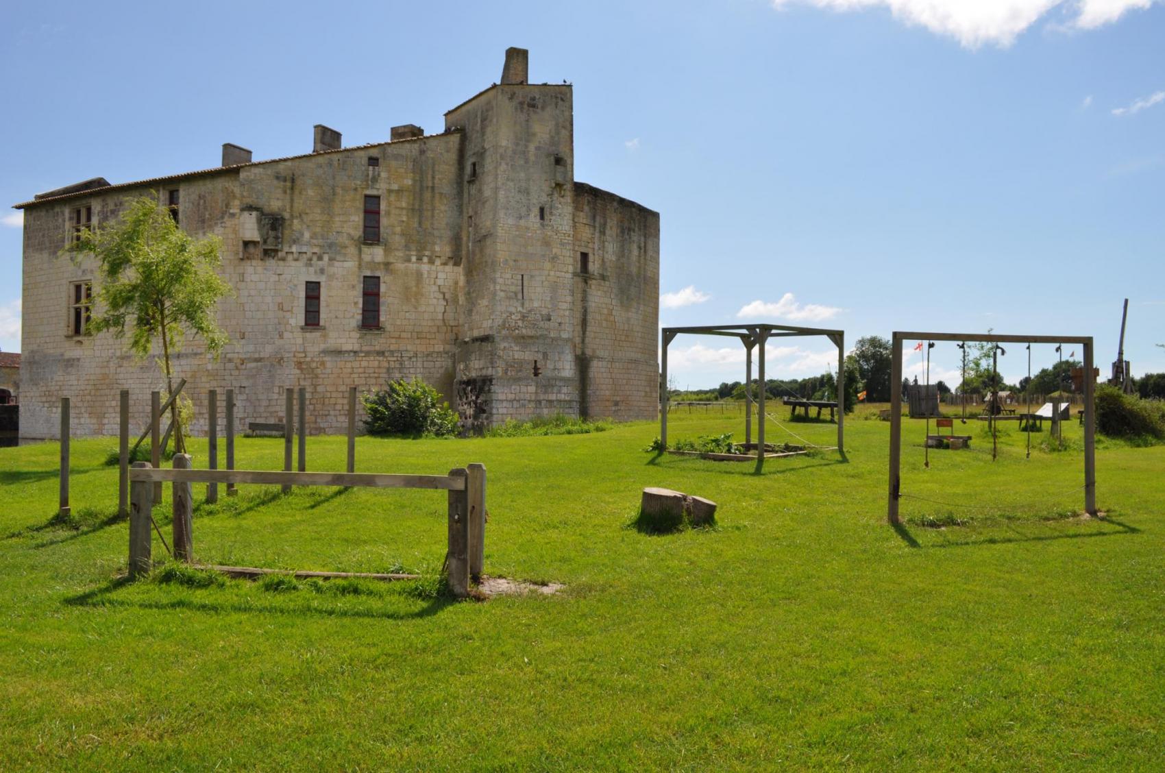 Le chateau de la Fée Mélusine - Parc de loisirs à Saint Jean d'Angle